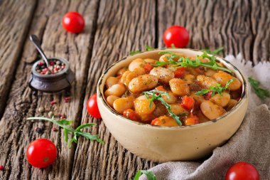 Haşlanmış fasulye, domates soslu sebzeli. Vegan gıda. Asya yemek.