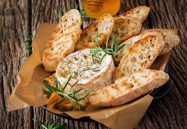 Fırında peynirli Camembert biberiye ve bal. Lezzetli yemekler.
