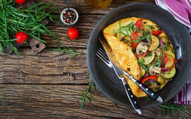 Domates, kabak ve Mantarlı omlet. Omlet kahvaltı. Sağlıklı gıda. Üstten görünüm. Düz yatıyordu