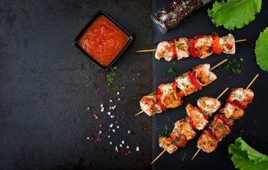 Tavuk şiş dilim tatlı biber ve dereotu ile. Lezzetli yemekler. Hafta sonu yemek. Üstten görünüm. Düz yatıyordu.