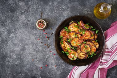 Patlıcan, domates sosu, sarımsak, kişniş ve nane ile ızgara. Vegan gıda. Izgara patlıcan. Üstten görünüm. Düz yatıyordu