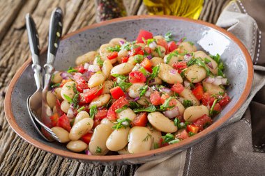 Beyaz fasulye cannellini salata. Vegan salata. Diyet menüsü.