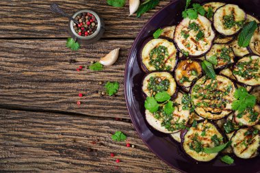 Patlıcan Balsamik sosu, sarımsak, kişniş ve nane ile ızgara. Vegan gıda. Izgara patlıcan. Üstten görünüm. Düz yatıyordu