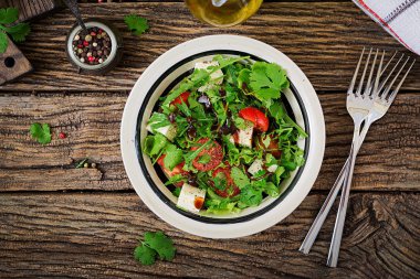 Salata Domates, peynir ve Salantro tatlı ve ekşi sos ile. Gürcü mutfağı. Sağlıklı gıda. Üstten görünüm. Düz yatıyordu