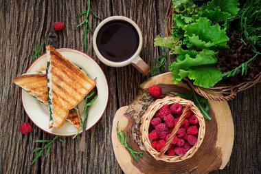 Peynir ve hardal yaprakları ile Panini sandviç. Sabah kahve. Köy kahvaltı. Üstten görünüm. Düz yatıyordu