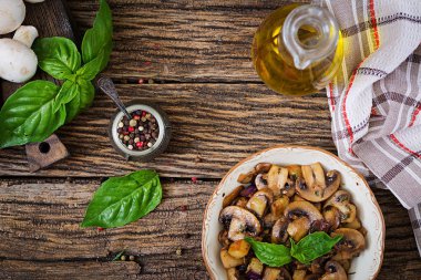 Mantar ile patlıcan, patlıcan ve fesleğen sote. Sebze Güveç. Vejetaryen, vegan gıda. Sağlıklı yemek. Üstten görünüm. Düz yatıyordu