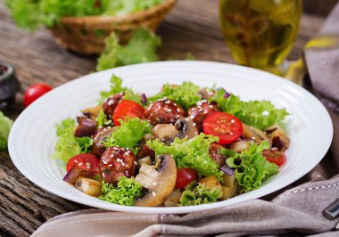 Köfte, patlıcan, mantar ve Asya tarzı domates salatası. Sağlıklı gıda. Diyet yemek.