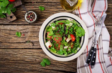 Salata Domates, peynir ve Salantro tatlı ve ekşi sos ile. Gürcü mutfağı. Sağlıklı gıda. Üstten görünüm. Düz yatıyordu