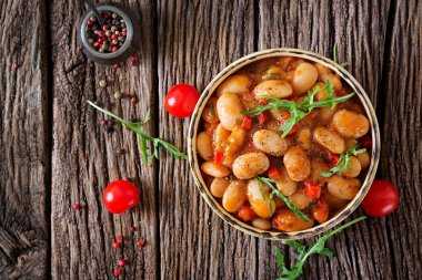 Haşlanmış fasulye, domates soslu sebzeli. Vegan gıda. Asya yemek. Üstten görünüm. Düz yatıyordu.