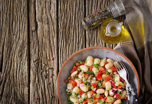 Beyaz fasulye cannellini salata. Vegan salata. Diyet menüsü. Düz yatıyordu. Üstten Görünüm.
