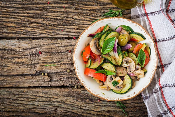 Mit Champignons Zucchini Tomaten Zwiebeln Und Oliven Anbraten Gemüseeintopf Vegetarisches — Stockfoto