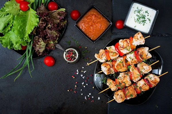 Hühnerspieße Mit Paprikascheiben Und Dill Leckeres Essen Wochenendmahlzeit Ansicht Von — Stockfoto