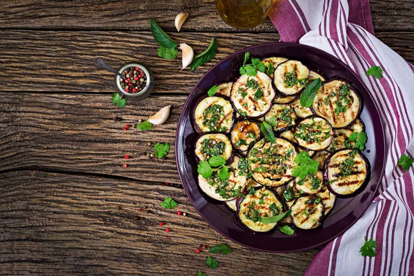 Vinete Grătar Sos Balsamic Usturoi Cilantro Mentă Mâncare Vegană Aubergină — Fotografie, imagine de stoc