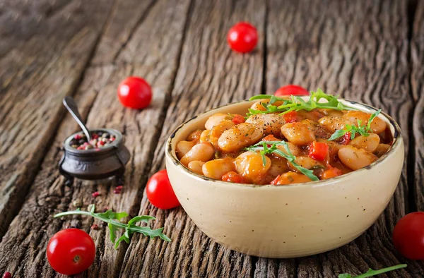 Haşlanmış fasulye, domates soslu sebzeli. Vegan gıda. Asya yemek.