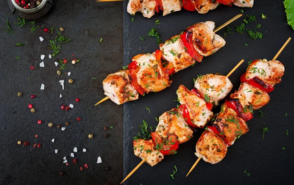 Brochetas Pollo Con Rodajas Pimientos Dulces Eneldo Comida Sabrosa Comida — Foto de Stock