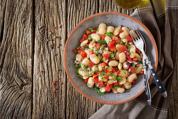 Beyaz fasulye cannellini salata. Vegan salata. Diyet menüsü. Düz yatıyordu. Üstten Görünüm.