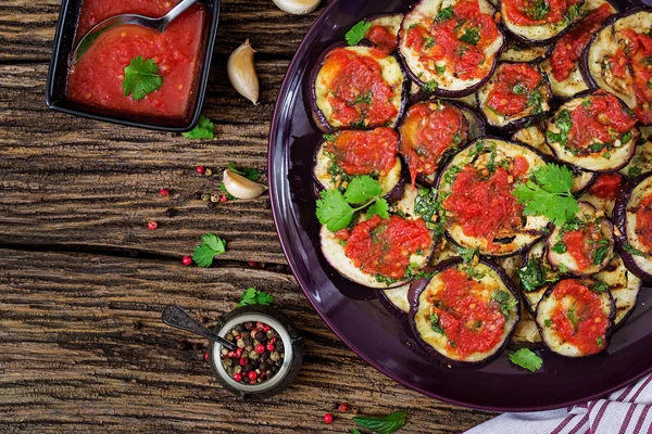 Auberginen Gegrillt Mit Tomatensauce Knoblauch Koriander Und Minze Veganes Essen — Stockfoto