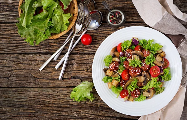 Salada Com Almôndegas Berinjela Cogumelos Tomates Estilo Asiático Comida Saudável — Fotografia de Stock