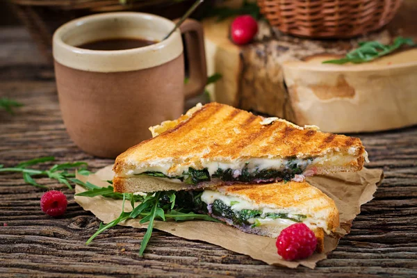 帕尼尼三明治配奶酪和芥末叶 早上的咖啡 乡村早餐 — 图库照片