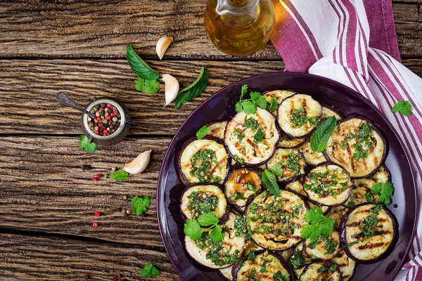 Patlıcan Balsamik sosu, sarımsak, kişniş ve nane ile ızgara. Vegan gıda. Izgara patlıcan. Üstten görünüm. Düz yatıyordu