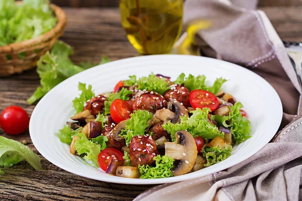 Köfte, patlıcan, mantar ve Asya tarzı domates salatası. Sağlıklı gıda. Diyet yemek.