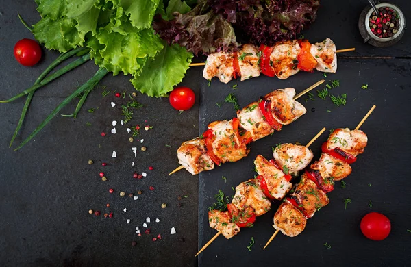 Tavuk şiş dilim tatlı biber ve dereotu ile. Lezzetli yemekler. Hafta sonu yemek. Üstten görünüm. Düz yatıyordu.