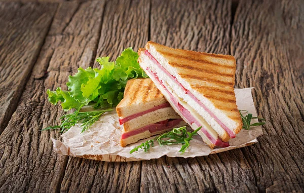 Club Sandwich Panini Med Skinka Och Ost Trä Bakgrund Picknick — Stockfoto