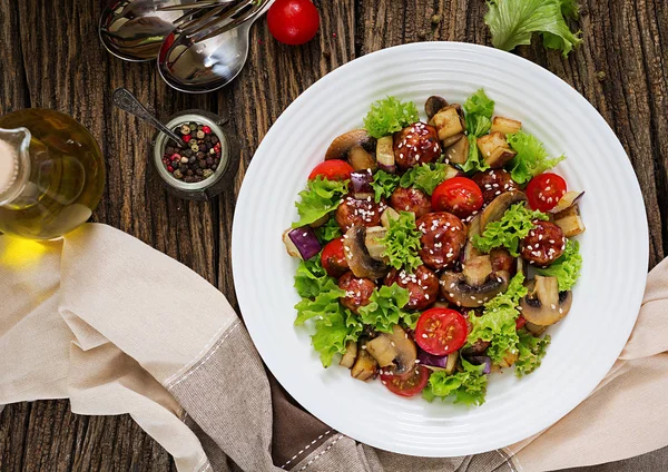 Ensalada Con Albóndigas Berenjena Champiñones Tomates Estilo Asiático Comida Saludable —  Fotos de Stock