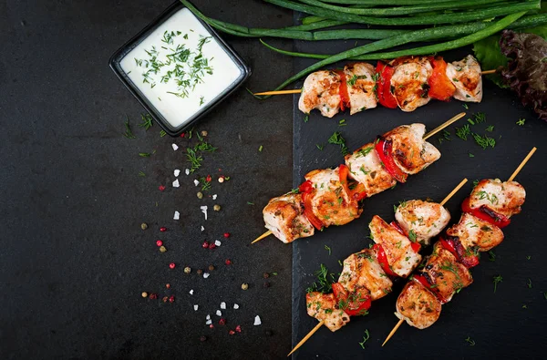 Brochetas Pollo Con Rodajas Pimientos Dulces Eneldo Comida Sabrosa Comida — Foto de Stock