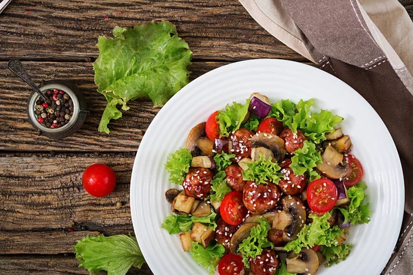 Köfte, patlıcan, mantar ve Asya tarzı domates salatası. Sağlıklı gıda. Diyet yemek. Üstten görünüm. Düz yatıyordu.