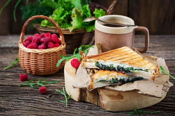 Sandwich Panini Brânză Frunze Muștar Bună Dimineaţa Cafea Micul Dejun — Fotografie, imagine de stoc