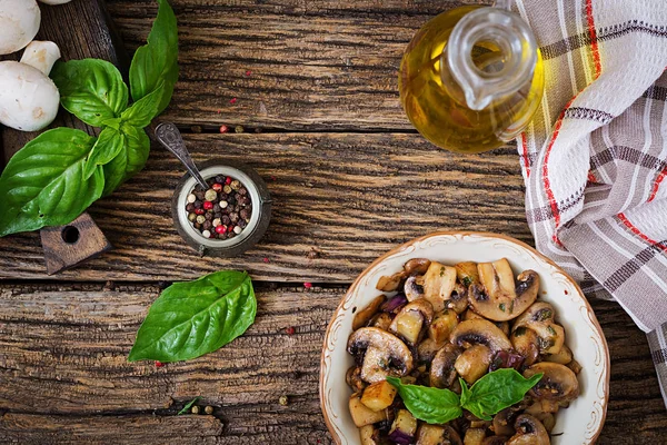 Mantar ile patlıcan, patlıcan ve fesleğen sote. Sebze Güveç. Vejetaryen, vegan gıda. Sağlıklı yemek. Üstten görünüm. Düz yatıyordu