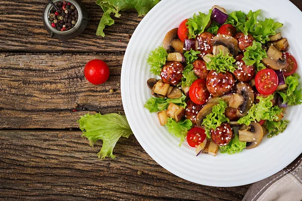 Salat Mit Frikadellen Auberginen Pilzen Und Tomaten Asiatischen Stil Gesunde — Stockfoto