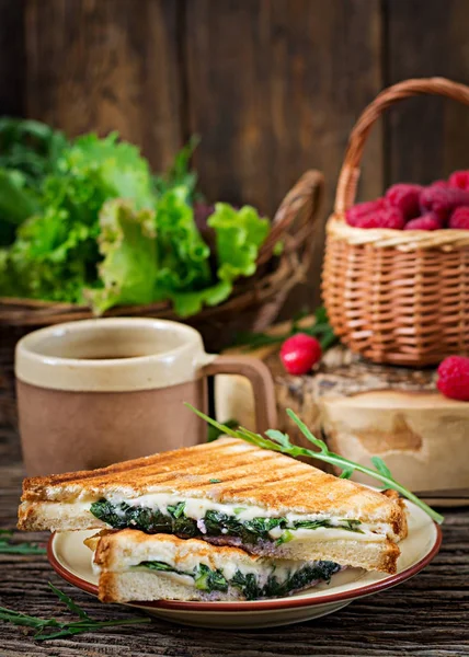 Sandwich Panini Brânză Frunze Muștar Bună Dimineaţa Cafea Micul Dejun — Fotografie, imagine de stoc