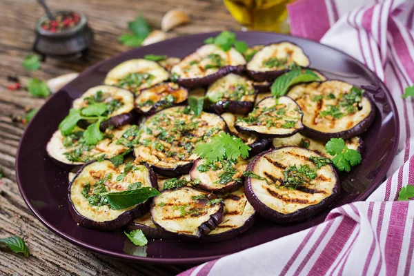 Patlıcan Balsamik Sosu Sarımsak Kişniş Nane Ile Izgara Vegan Gıda — Stok fotoğraf