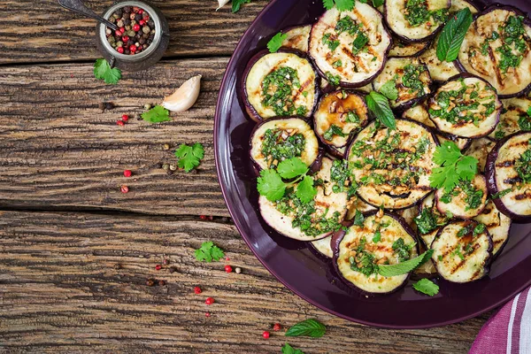 Berinjela Grelhada Com Molho Balsâmico Alho Coentro Hortelã Comida Vegan — Fotografia de Stock