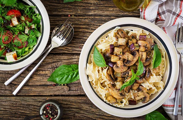素食面食 蘑菇和茄子 茄子和沙拉 意大利菜 素食餐 顶部视图 — 图库照片