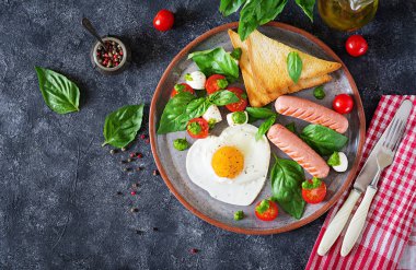 Kahvaltı üstten görünüm Sevgililer günü - kızarmış yumurta, sosis, tost ve caprese salatası.