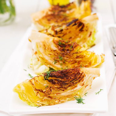 Vegan closeup lahana biftek ızgara.