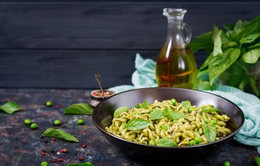 Pesto sosu, yeşil bezelye ve fesleğen ile Düdük makarna.