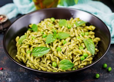 Düdük makarna pesto sosu, yeşil bezelye ve fesleğen ile görünümü Kapat.