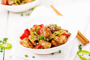 Ev yapımı kung pao tavuğu yemek çubukları ile beyaz tabak içinde görünümü Kapat.