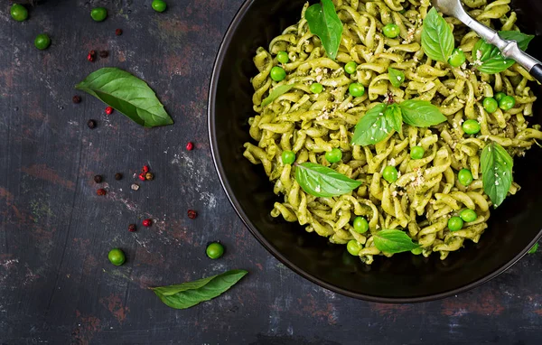 Bovenaanzicht Van Fusilli Pasta Met Pestosaus Groene Erwten Basilicum Geserveerd — Stockfoto