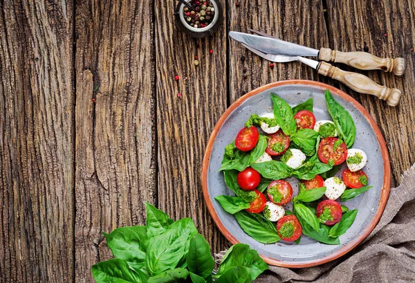 Vedere Sus Salata Caprese Servită Farfurie Furculiță Cuțit Masă Lemn — Fotografie, imagine de stoc