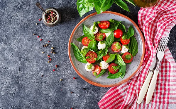 Ovanifrån Capresesallad Serveras Plattan Med Rutig Servett Grå Bord — Stockfoto