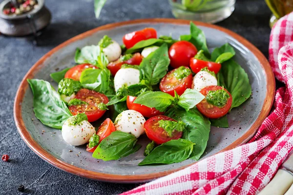 Closeup Caprese Salát Podávaný Desce Kostkované Ubrousky Šedý Stůl — Stock fotografie