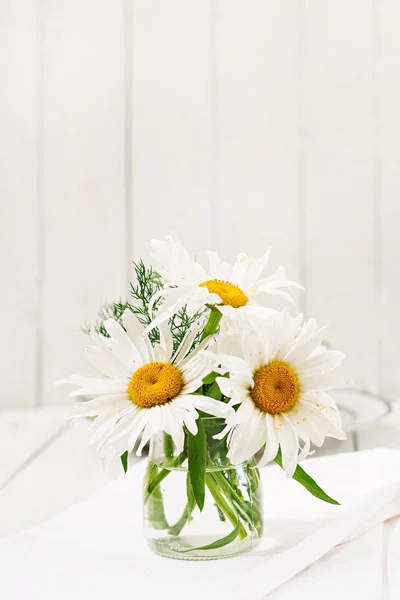 Bouquet Margherite Vaso Tavolo Bianco Legno — Foto Stock