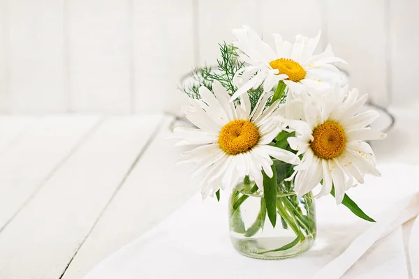 Bouquet Margherite Vaso Tavolo Bianco Legno — Foto Stock