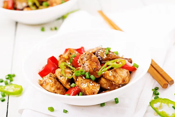 Yapımı Kung Pao Tavuğu Yemek Çubukları Ile Beyaz Tabak Içinde — Stok fotoğraf