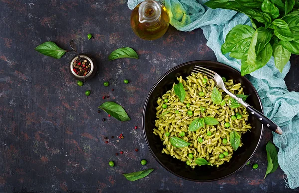 Bovenaanzicht Van Fusilli Pasta Met Pestosaus Groene Erwten Basilicum Geserveerd — Stockfoto